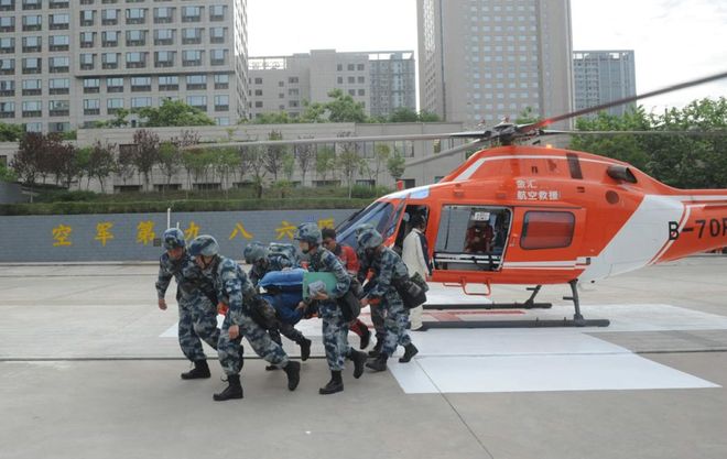 瓦伦西亚迎社区盾关键赛，转会期绝杀压哨，更衣室稳定，临场指挥获称赞(杜布瓦最新比赛视频)