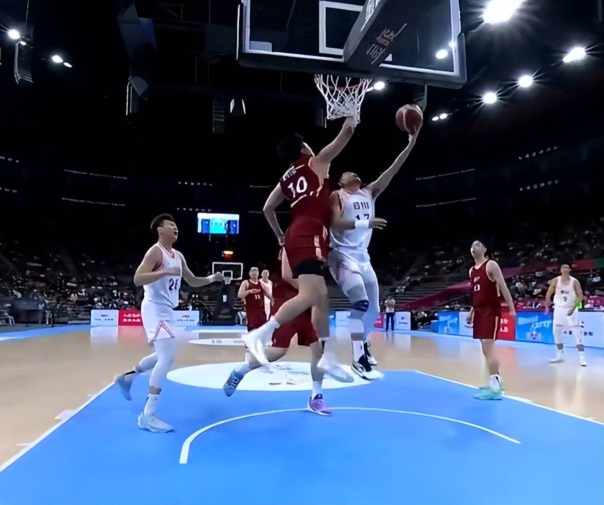 关键时刻多伦多猛龙单刀错失——欧篮联节点到来，压力陡增，年轻球员得到机会 