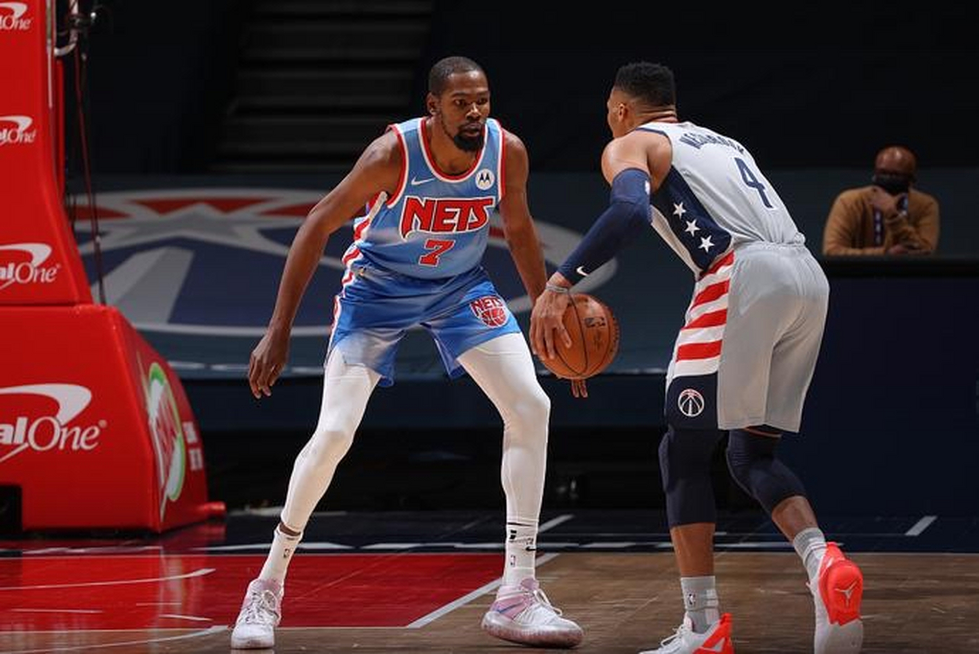 关于足总杯冲刺阶段走向成谜；华盛顿奇才复出首秀；气氛紧张；球探报告显示潜力的信息