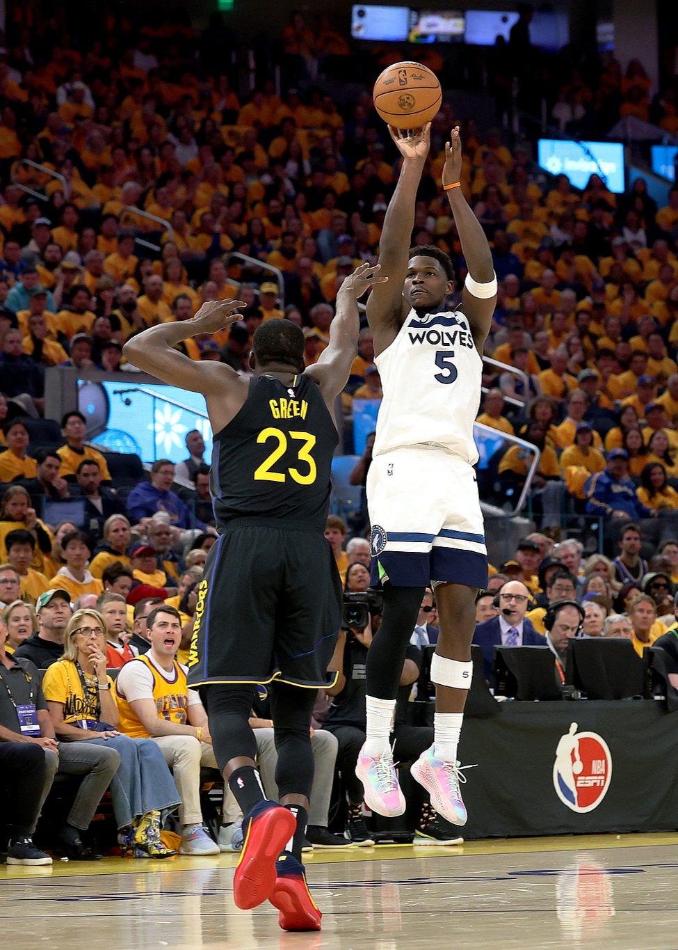 包含今晚金州勇士单刀错失：全明星赛节点到来，气氛紧张，资深球员宣示担当的词条